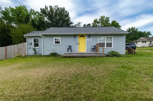 1703 NE 72nd ST, Gladstone, MO 64118