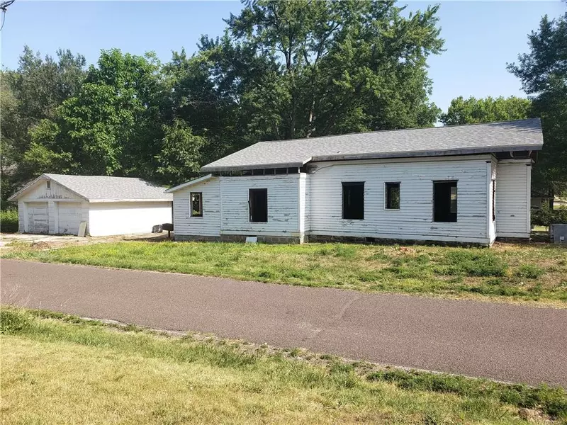 207 N Locust ST, Sweet Springs, MO 65351