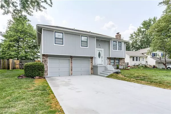 12323 S Locust CIR, Olathe, KS 66062