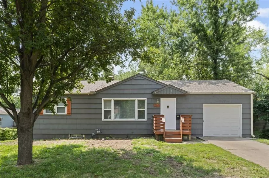 8817 E 85th TER, Raytown, MO 64138