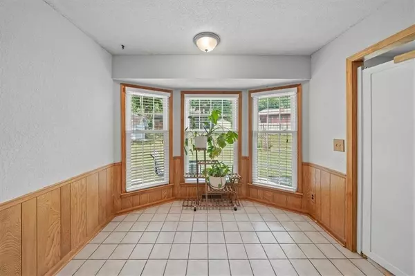 828 NW 12th ST Blue Springs, MO 64015