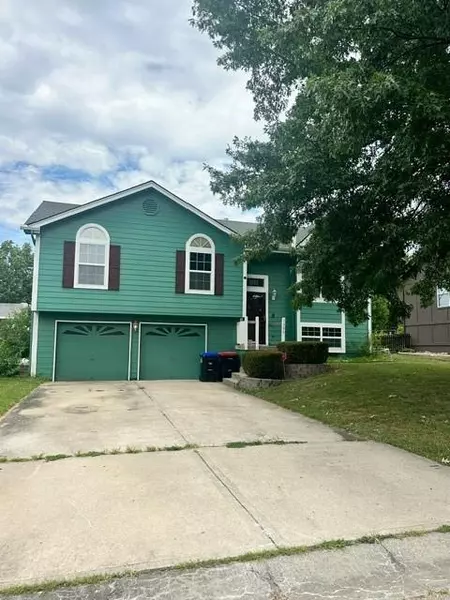 1300 Cypress DR, Greenwood, MO 64034