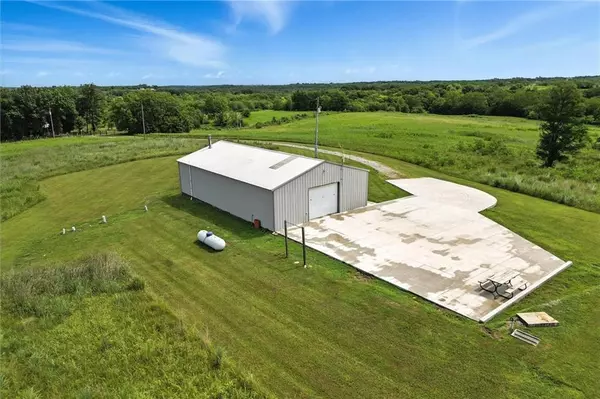 5361 NE JC Penney DR, Hamilton, MO 64644