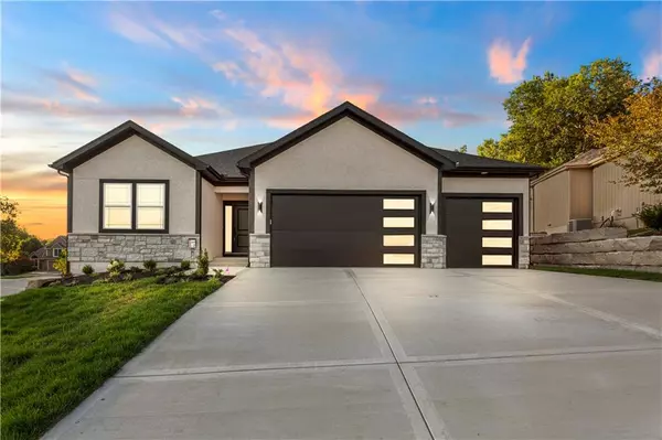 Olathe, KS 66061,932 E 121st PL