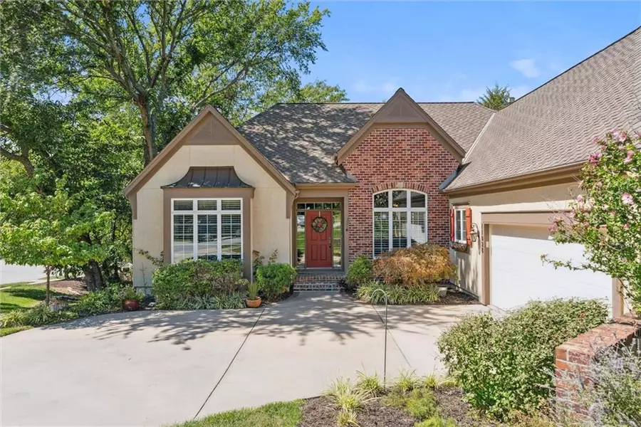 11028 S Cottage LN, Olathe, KS 66061
