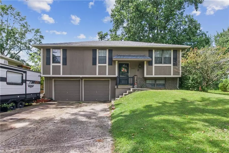 504 Alfalfa LN, Buckner, MO 64016