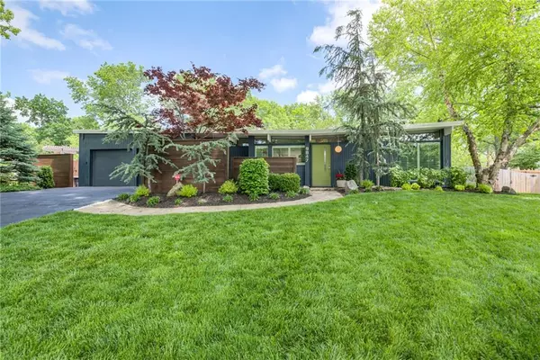 9847 Chadwick DR, Overland Park, KS 66206