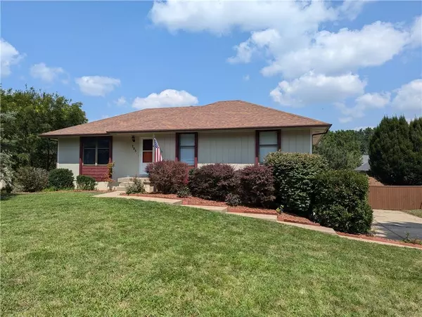 705 Foster LN, Warrensburg, MO 64093