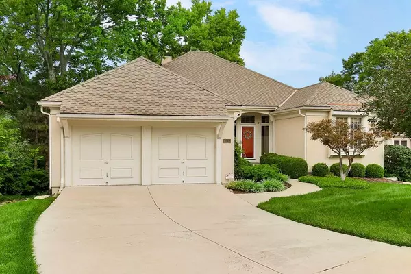 10216 S Shadow CIR, Olathe, KS 66061