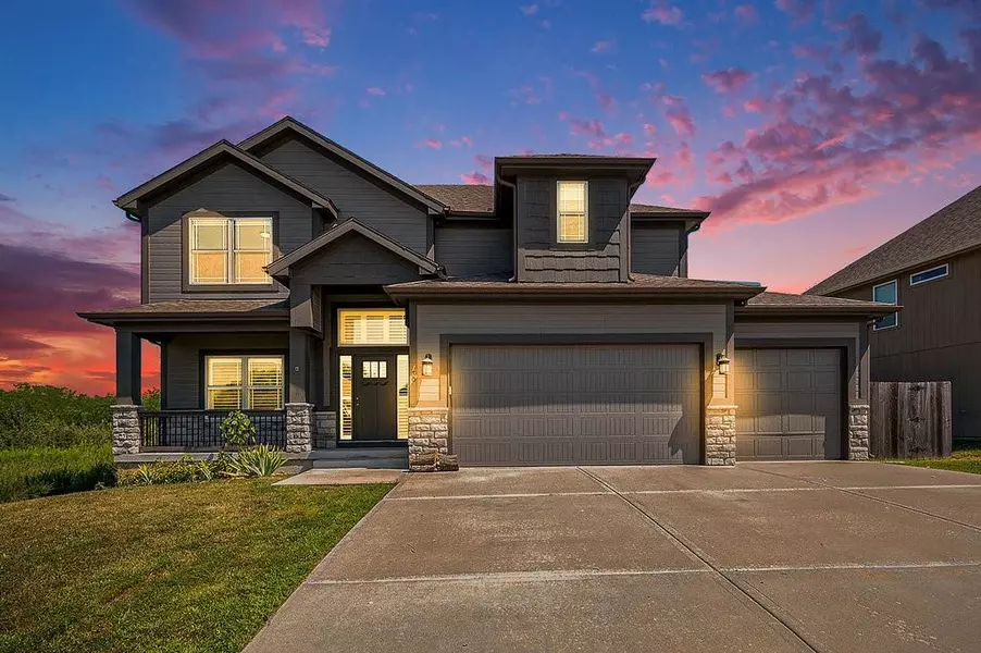 700 Walnut DR, Smithville, MO 64089