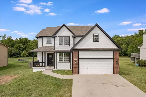 818 S Foxridge DR, Raymore, MO 64083