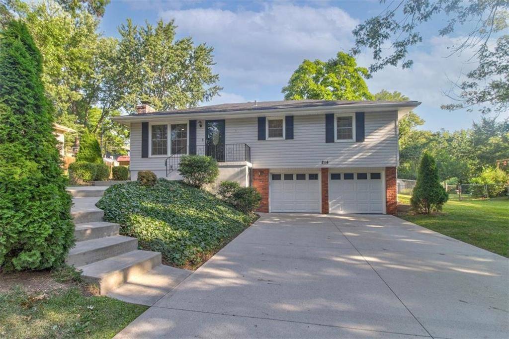 214 SW 20th TER, Oak Grove, MO 64075