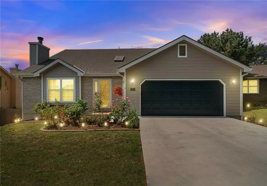 2525 Via Linda DR, Lawrence, KS 66047