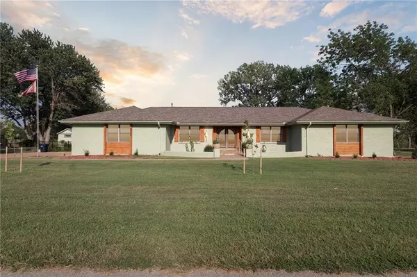 2712 Country Club CIR, Independence, KS 67301