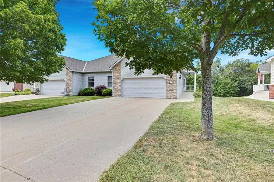 215 Silverleaf LN, Baldwin City, KS 66006