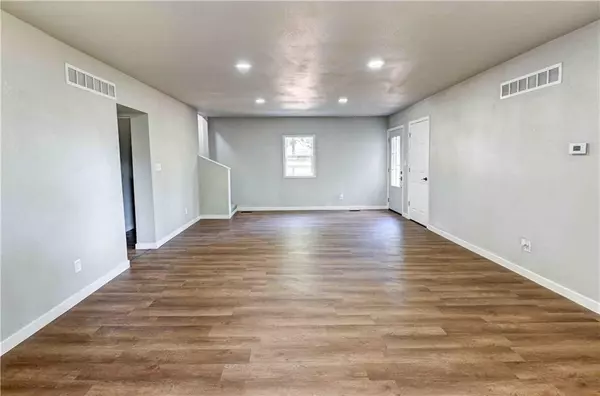 De Kalb, MO 64440,102 Main ST