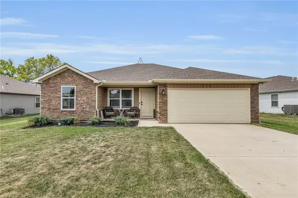 712 Hidden Meadows DR, Paola, KS 66071