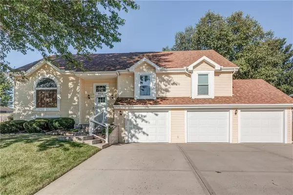 408 Hillbrook DR, Lansing, KS 66043