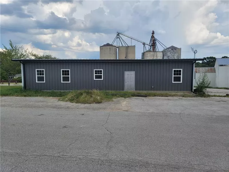 704 E 4th ST, Tonganoxie, KS 66086