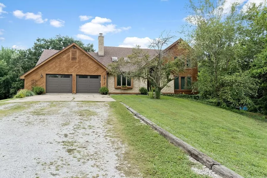 8140 Ravenswood LN, De Soto, KS 66018