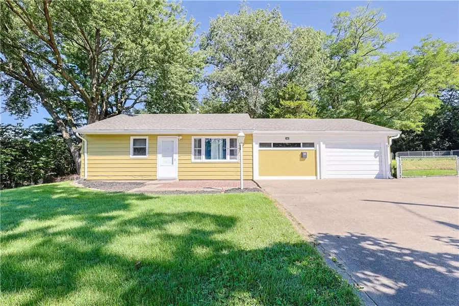 211 E Cliff ST, St Joseph, MO 64504