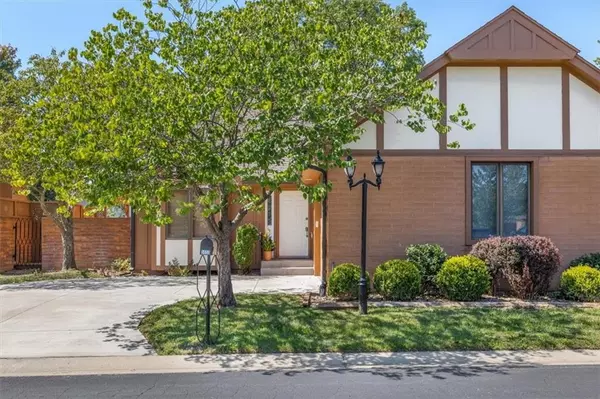 Topeka, KS 66614,5653 SW Hawick LN