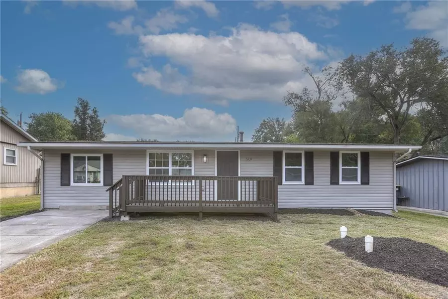 518 Valley DR, Lansing, KS 66043