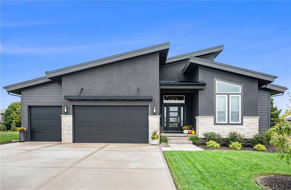 10029 Aurora ST, Lenexa, KS 66220