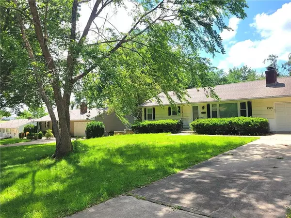 1313 SKYLINE DR, Grandview, MO 64030