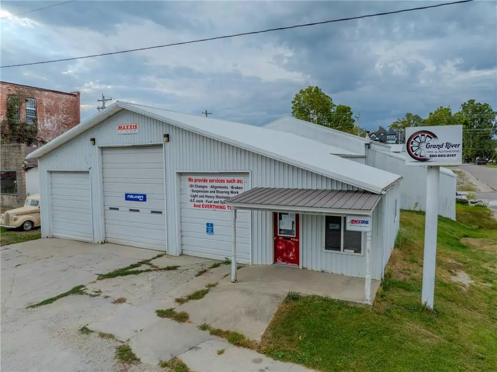 Gallatin, MO 64640,212 W Grand ST