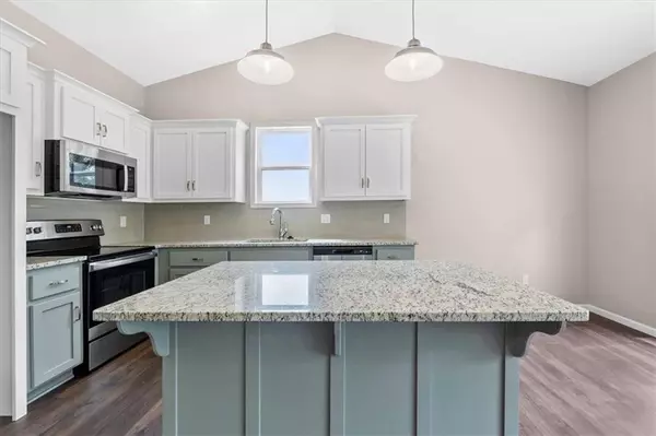 796 Highland DR, Edwardsville, KS 66111