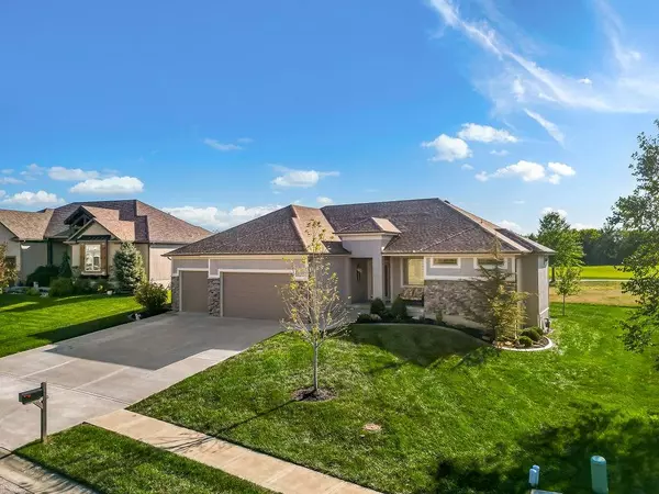 4304 S Stone Canyon DR, Blue Springs, MO 64015