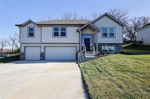 204 SW Nelson DR, Blue Springs, MO 64014