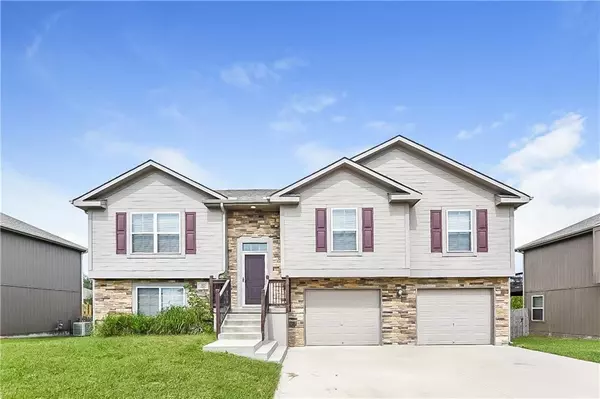 305 Golfview DR, Pleasant Hill, MO 64080