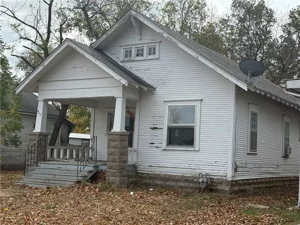 607 W 3rd ST, Coffeyville, KS 67337