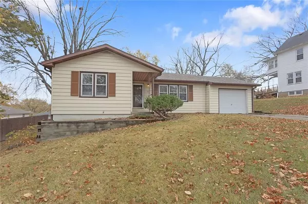 303 Highland AVE, Smithville, MO 64089