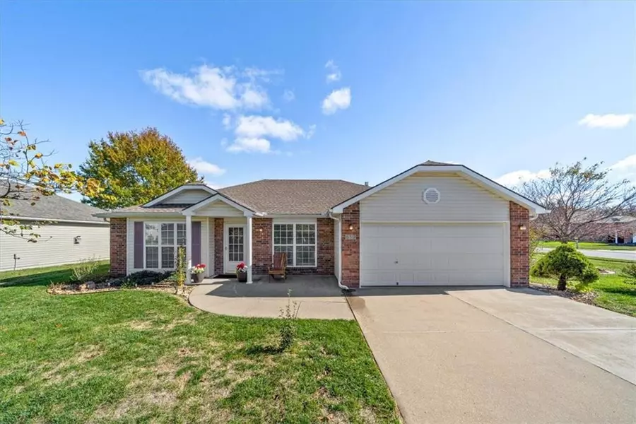 819 Coventry LN, Raymore, MO 64083