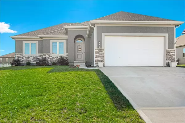 1115 SW Winterberry CIR, Oak Grove, MO 64075