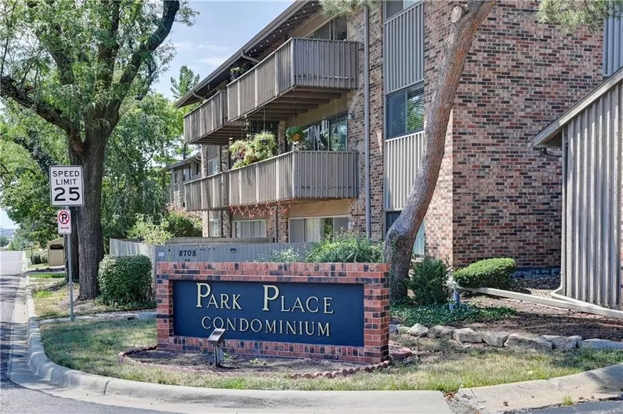 8740 Metcalf AVE #101, Overland Park, KS 66212