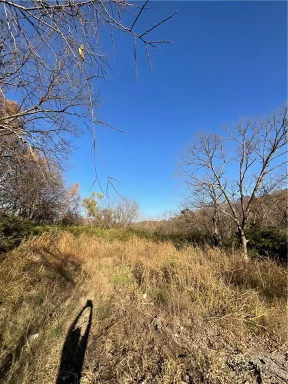 8822 E 49th ST, Kansas City, MO 64133