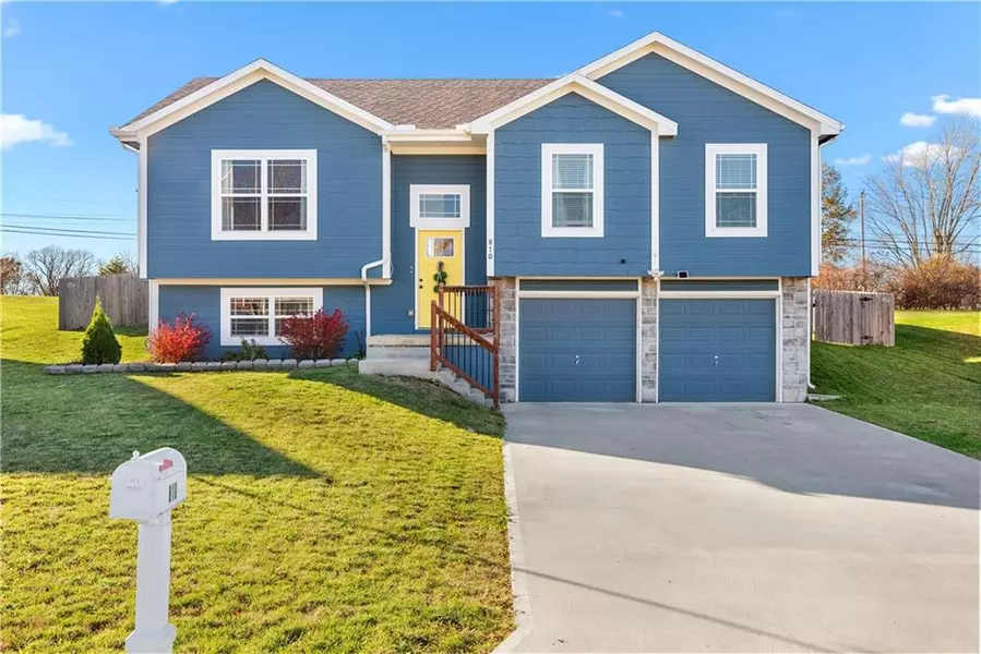 810 N Walnut LN, Lone Jack, MO 64070