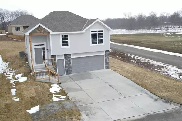 101 Troutman CIR, Dearborn, MO 64439