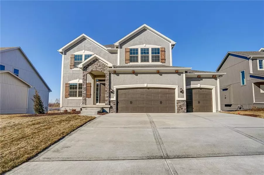 504 Woodview DR, Raymore, MO 64083