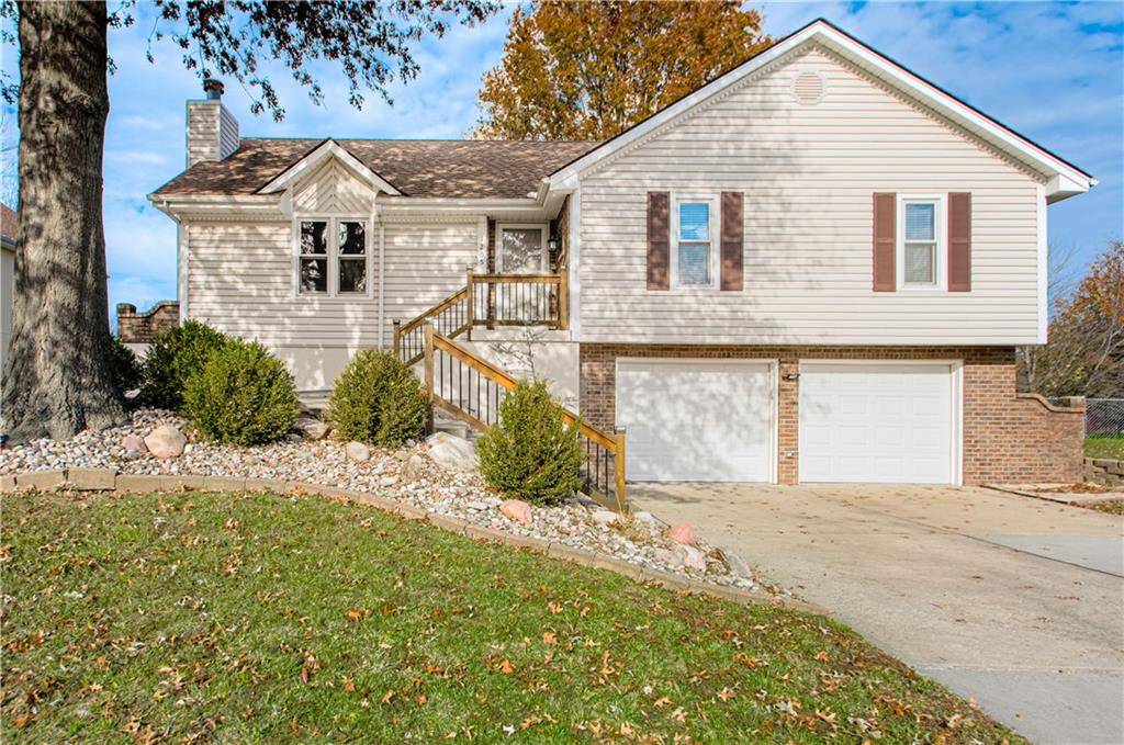 1205 SW TRAIL RIDGE DR, Blue Springs, MO 64015