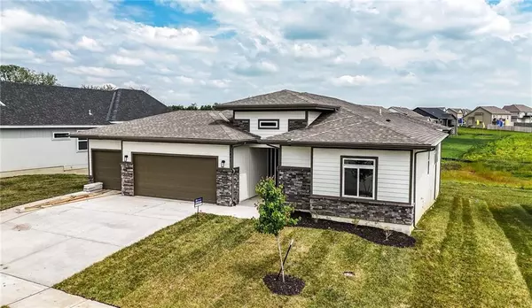 1617 Grayhawk DR, Basehor, KS 66007