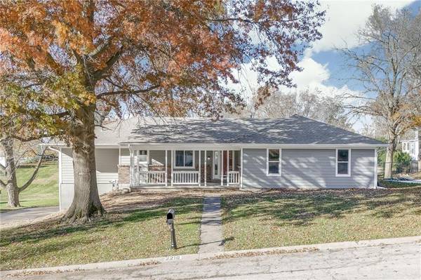 2216 Chambers AVE, St Joseph, MO 64506