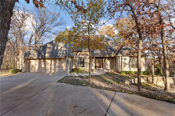 1031 NW Cedar Creek LN, Lee's Summit, MO 64081