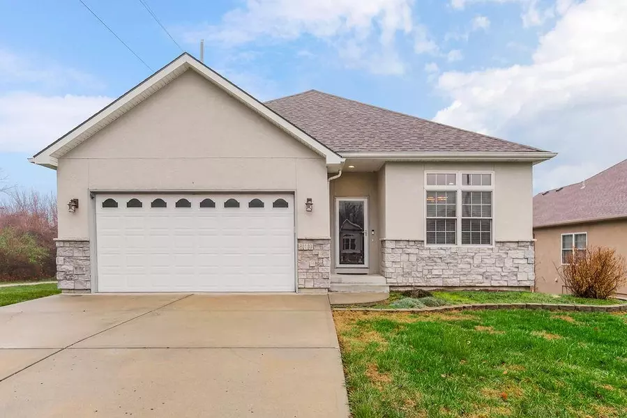 810 Pinehurst DR, Lansing, KS 66043