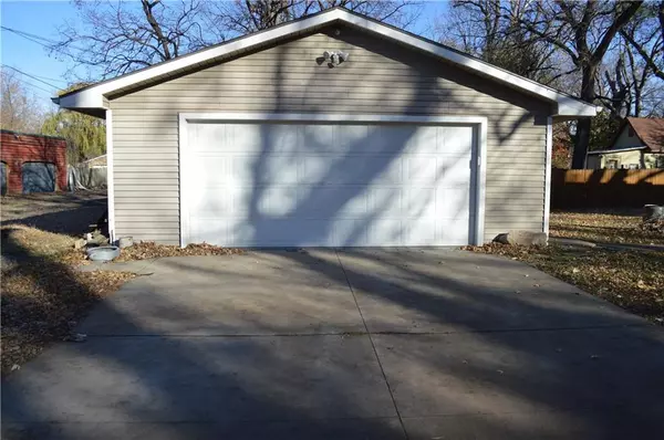 Topeka, KS 66608,2001 NW West ST