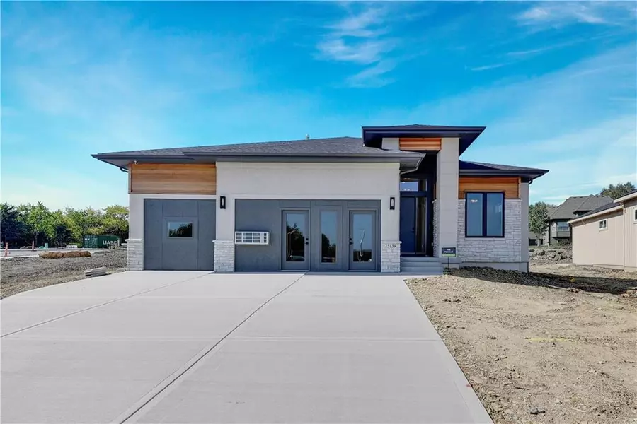 9828 Shady Bend RD, Lenexa, KS 66227